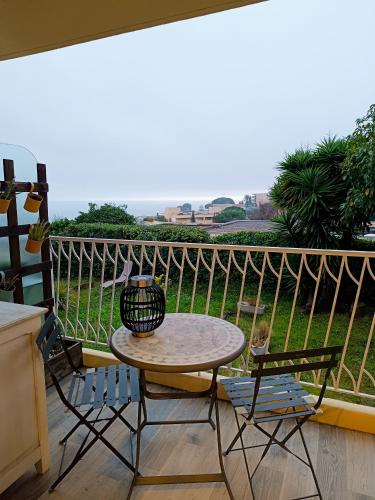 une table et des chaises sur un balcon avec vue dans l'établissement Super deux pièces vue mer, à Nice