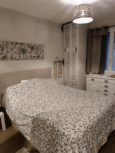 une chambre avec un lit avec une couette noire et blanche dans l'établissement Super deux pièces vue mer, à Nice