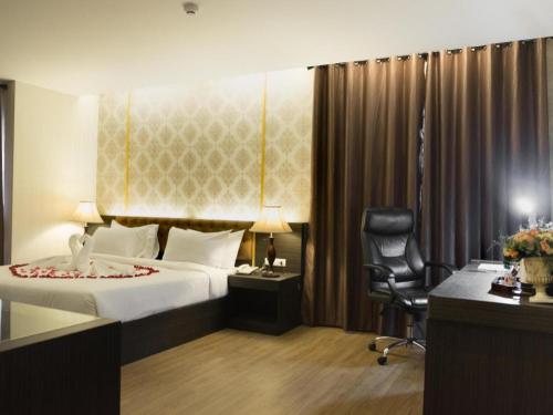 The Y Boutique Hotel في شيانغ ماي: غرفه فندقيه بسرير ومكتب وكرسي