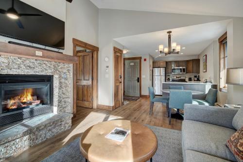salon z kominkiem i kanapą w obiekcie Beautifully Updated Mountain Chic Condo condo w mieście Breckenridge