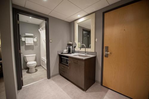Ένα μπάνιο στο Hotel & Suites Le Dauphin Drummondville