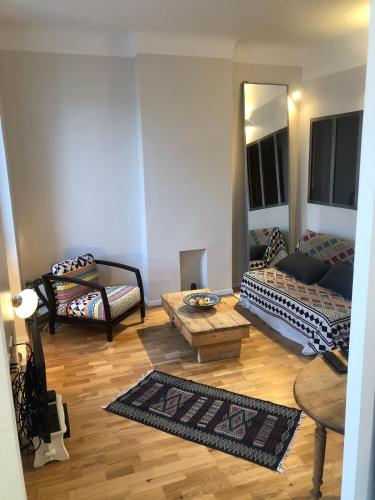 un salon avec un canapé et une table basse dans l'établissement FLC - Charming T1bis 10mn Cours Julien-Nt Dame du Mont, à Marseille