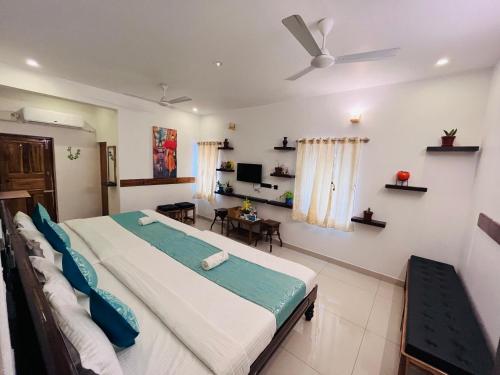 Postel nebo postele na pokoji v ubytování THE LUXE HOTEL - Pondicherry - JR Groups
