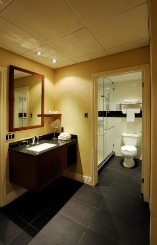 Ένα μπάνιο στο Hotel & Suites Le Dauphin Drummondville