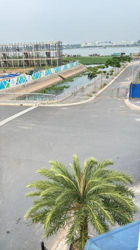 an empty parking lot with a palm tree in the middle at Lá Riverside Boutique Hotel in Mỹ Phước