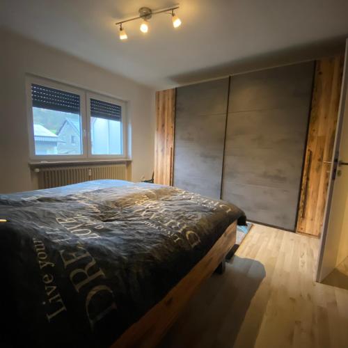 Un pat sau paturi într-o cameră la Ferienwohnung Eppelborn 80m²