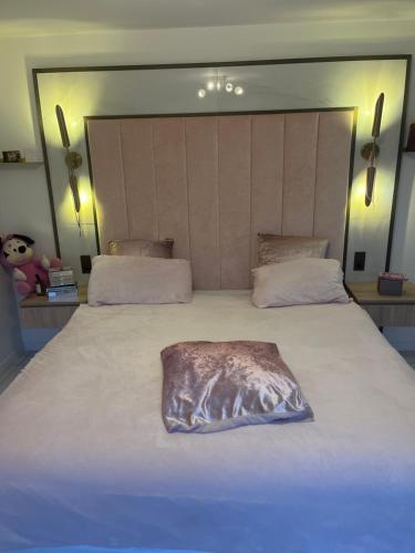 - un grand lit blanc avec un oreiller en fourrure dans l'établissement Villamelina, à Puteaux