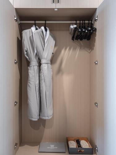 a wardrobe with a white jacket and a box at Guanghan Exhibition International Hotel in Guanghan