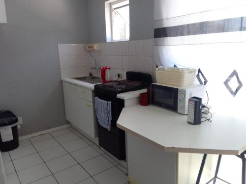 Kuchyň nebo kuchyňský kout v ubytování Central Sandton Rooms Nowifi