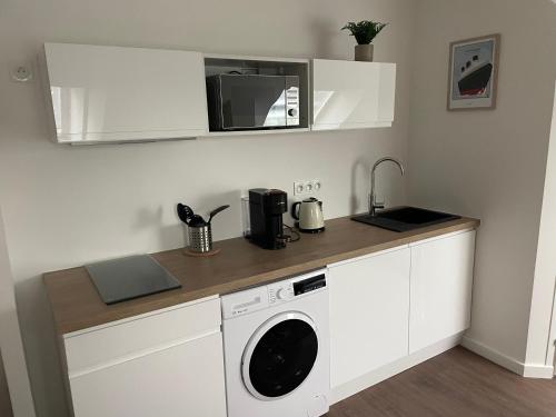 Il comprend une cuisine équipée d'un lave-linge et d'un four micro-ondes. dans l'établissement Studio 403 - Hyper Centre - Intégralement rénové - Toutes commodités à pied, à Saint-Nazaire