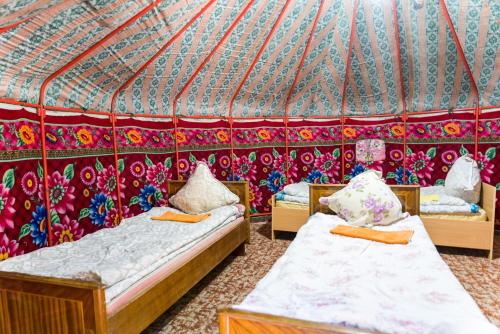Postel nebo postele na pokoji v ubytování Arista Yurt Camp