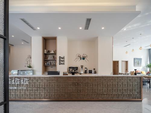 a lobby of a restaurant with a reception counter at Guanghan Exhibition International Hotel in Guanghan