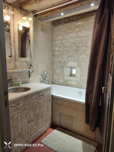 une salle de bain avec une baignoire et un lavabo et une baignoire dans l'établissement Colombier du Saulce, à Escolives-Sainte-Camille