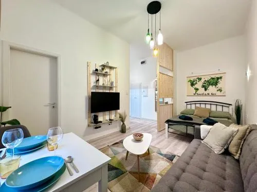 Colorful Condo by the Danube ---FREE PARKING---