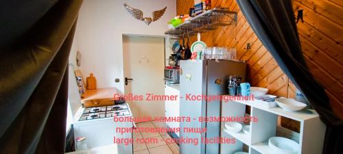 an overhead view of a small kitchen with a refrigerator at Ferienwohnung Monteurzimmer in Plessa
