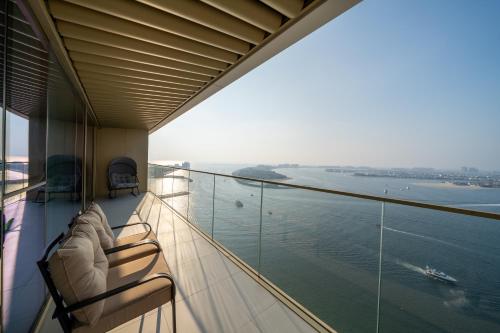 Homes & Beyond I Pristine 2BR with Waterfront view
