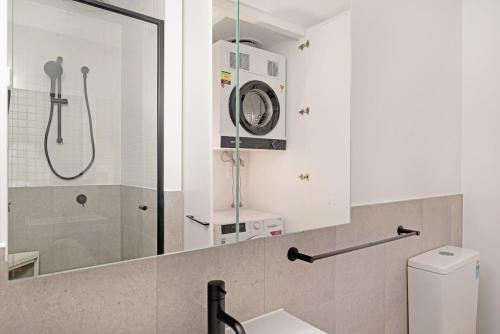 Koupelna v ubytování Brand New Modern 2BR Apt with Scenic Views in CBR