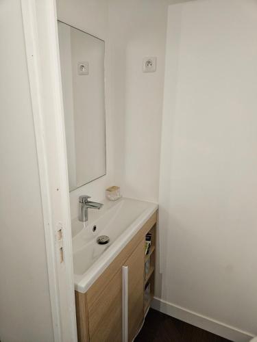 une salle de bain avec un lavabo et un miroir dans l'établissement Chez Isa et Geo le studio Jules, à Laguian-Mazoux