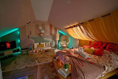 une chambre avec un grand lit et un salon dans l'établissement Mexican room, à Mulhouse