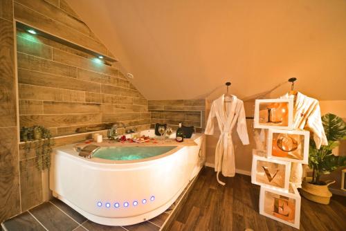 La salle de bains est pourvue d'une baignoire et d'un mur en bois. dans l'établissement Mexican room, à Mulhouse