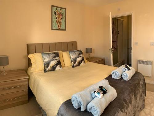 Un dormitorio con una cama grande con toallas. en Sleeps 4 6 pet friendly parking nr nec Warwick uni, en Coventry