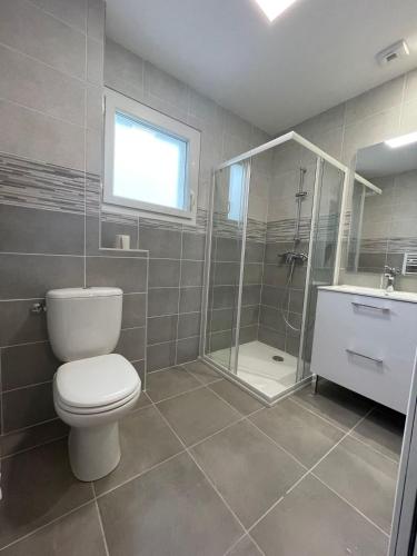 une salle de bain avec toilettes, douche et lavabo dans l'établissement Appartement Solaro, plage à 100m, à Solaro