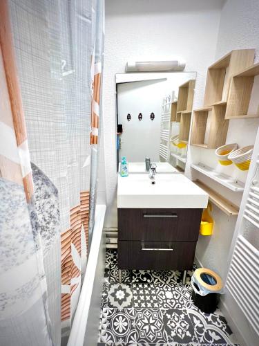a bathroom with a sink and a shower at La joue du loup, aux pieds des pistes et vue sur montagnes in La Joue du Loup