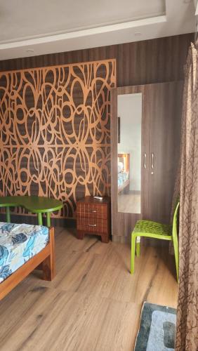 Ένα ή περισσότερα κρεβάτια σε δωμάτιο στο Beach Paradise - Stylish 2BHK Duplex with Pool Views & All Comforts