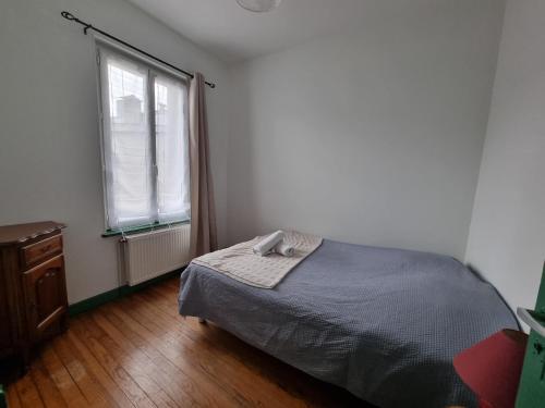 une chambre avec un lit et une fenêtre dans l'établissement L Essentiel gîte pour 6 personnes, à Sermaize-les-Bains