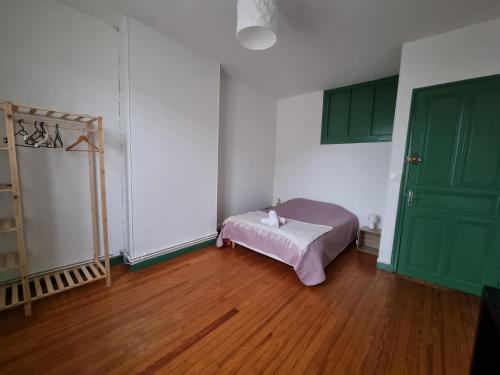 Katil atau katil-katil dalam bilik di L Essentiel gîte pour 6 personnes
