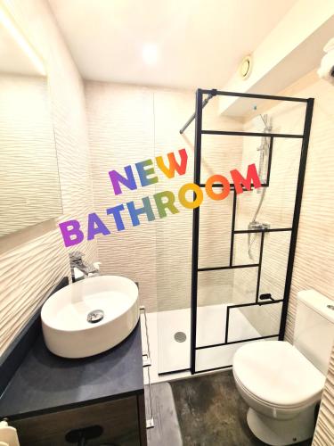 une salle de bain avec un lavabo blanc et des toilettes dans l'établissement Studio grande terrasse à 5 min de la mer, à Nice