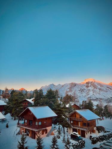an aerial view of a ski resort with snow covered mountains at La joue du loup, aux pieds des pistes et vue sur montagnes in La Joue du Loup