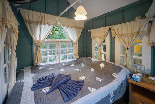 Postel nebo postele na pokoji v ubytování ปางสูงเฮาส์ Blue mini House