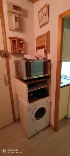 Cette chambre dispose d'un lave-linge et d'un four micro-ondes. dans l'établissement Appartement 1chambre Montchavin, à La Plagne Tarentaise