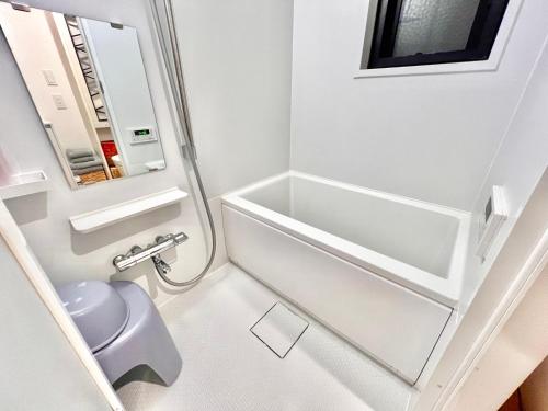 une petite salle de bain avec un lavabo et des toilettes dans l'établissement FARE Akihabara1 201, à Tokyo