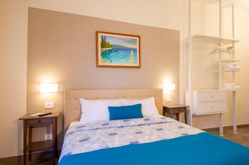 Ένα ή περισσότερα κρεβάτια σε δωμάτιο στο Sirmione4u - Casa Caleidos
