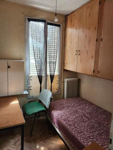 une chambre avec un lit et une chaise dedans dans l'établissement Just for sleep - Gare de Lyon APT, à Paris