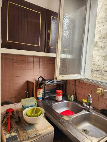 une cuisine avec un évier et un plan de travail dans l'établissement Just for sleep - Gare de Lyon APT, à Paris