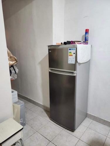 - un réfrigérateur en acier inoxydable dans la chambre dans l'établissement Just for sleep - Gare de Lyon APT, à Paris