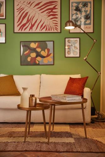 a living room with a couch and a table at Dimora Storica a Trani con Terrazzo Jacuzzi x Dimora Storica a Trani con Terrazzo e Jacuzzi con 6 Posti Letto e Aria Condizionata in Trani