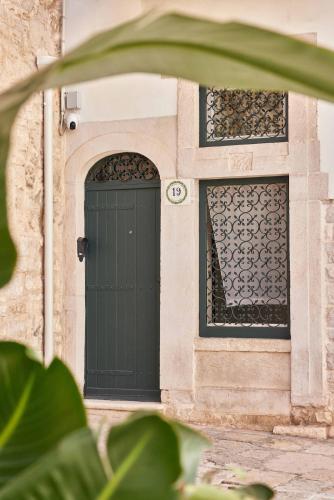 a black door on a building with a window at Dimora Storica a Trani con Terrazzo Jacuzzi x Dimora Storica a Trani con Terrazzo e Jacuzzi con 6 Posti Letto e Aria Condizionata in Trani
