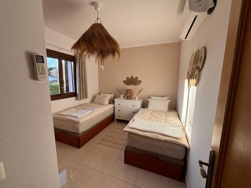 een slaapkamer met twee bedden en een raam bij Hippie und Famila Paraiso in Cala d´Or