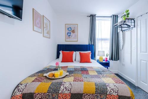 Giường trong phòng chung tại Jephsons Lodge Studio 6 - Town Centre Gem, Parking, WiFi & Free Netflix