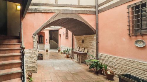 an archway of a building with plants in a courtyard at Apartamento Pozo Amargo Junto a la Catedral by Toledo AP in Toledo
