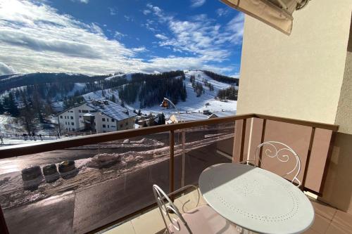 Elle comprend un balcon offrant une vue sur une montagne enneigée. dans l'établissement 06CL Nice apartment with terrace and garage, à Valberg