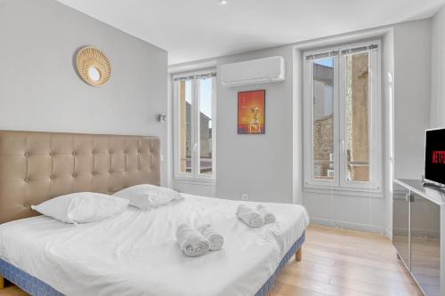 une chambre avec un lit avec deux serviettes dessus dans l'établissement F3 Riouffe , Hypercentre à 2minutes du Palais des Festivals, à Cannes