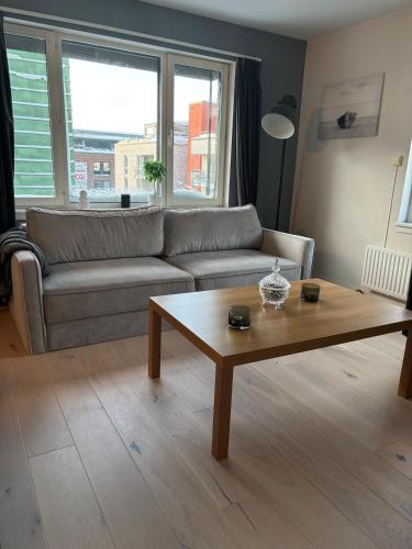 Una sala de estar con un sofá y una mesa de café. en Penthouse in Trondheim, Solsiden, en Trondheim