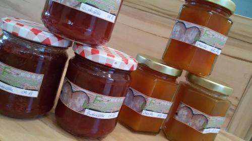 a group of four jars of honey on a table at Ferienwohnungen Lichtenegger in Kamp