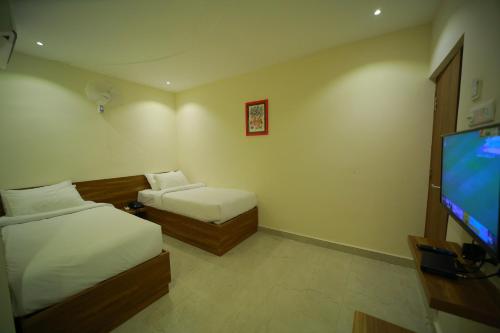 Ένα ή περισσότερα κρεβάτια σε δωμάτιο στο Dhruv Elite and Banquets