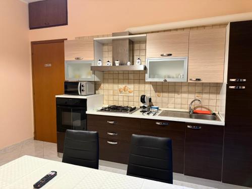 a kitchen with a sink and a stove top oven at Ta maison e Ta maison oro in Vigevano